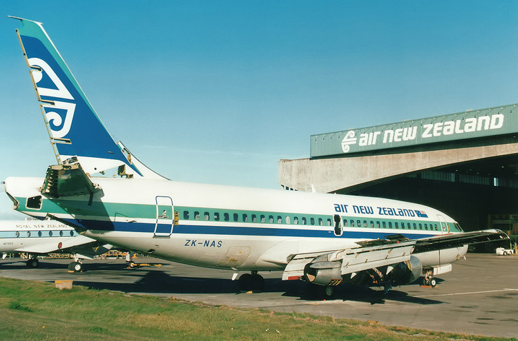 Itek Air - Boeing 737-200