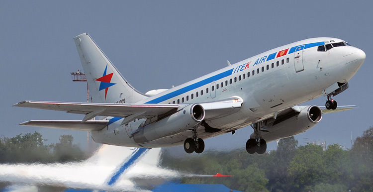 Itek Air - Boeing 737-200