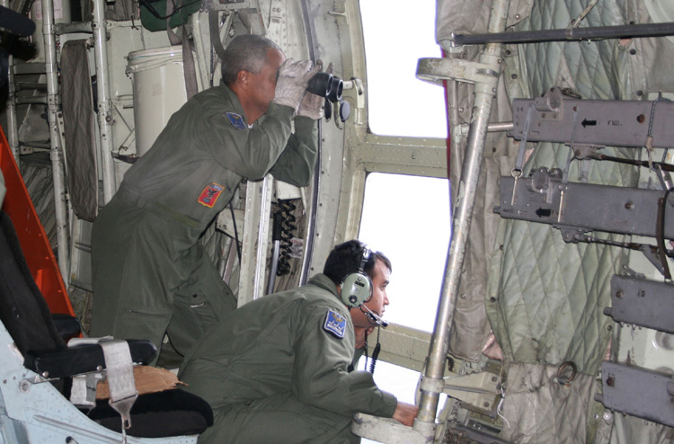 Hercules C130 a la recherche des debris