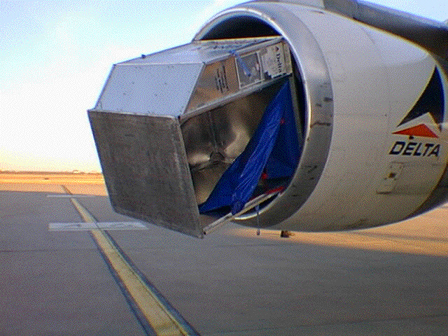 Турбина самолета человек. IAE v2500. Airbus a320 турбина. Двигатели IAE v2500-a5. Авиационный контейнер.